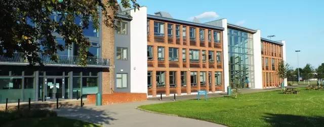 哪些英国学校周边的房产性价比最高？