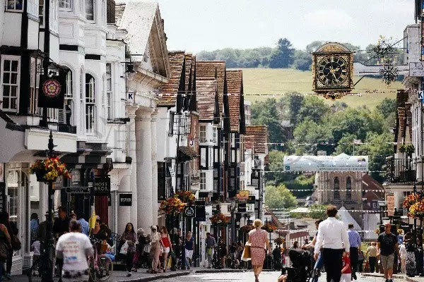 英国最宜居的萨里郡哪些通勤小镇房产性价比最高？